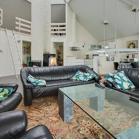 Three-bedroom Holiday In * Hals