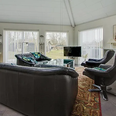 Three-bedroom Holiday In * Hals