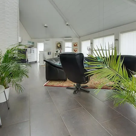 Three-bedroom Holiday In * Hals